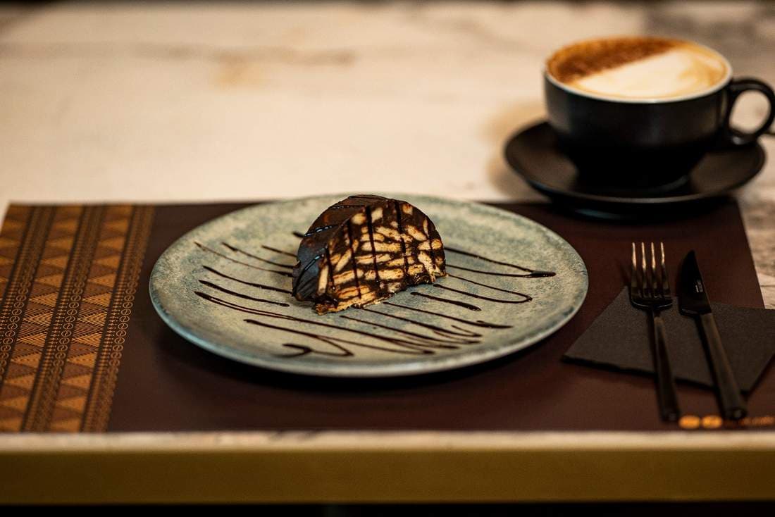 Gâteau et cappuccino