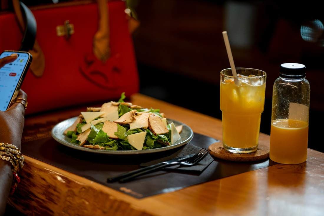Salade et jus d'orange